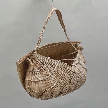 Baby-carrying basket by Xavante